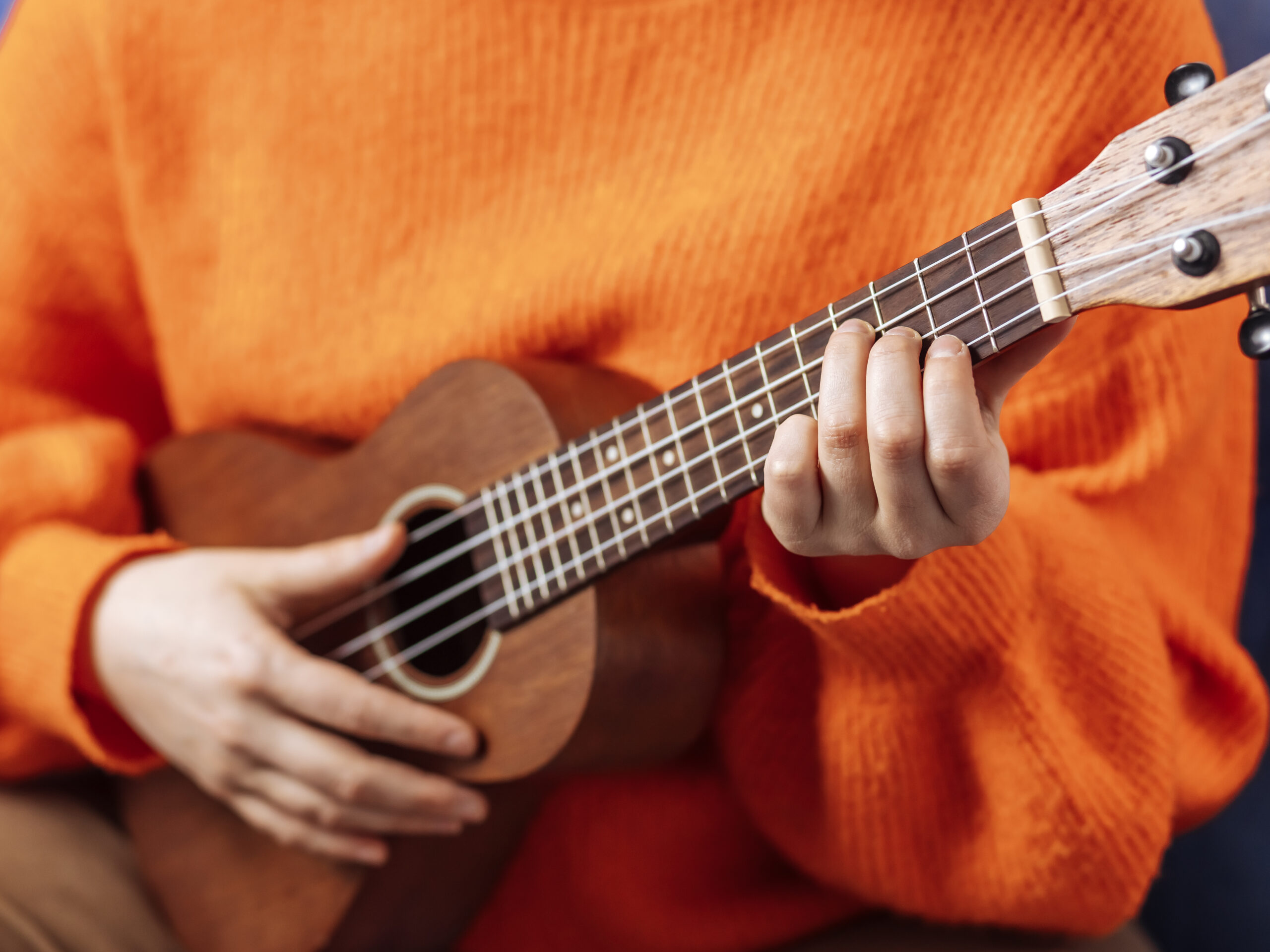 Dziewczyna grająca na ukulele