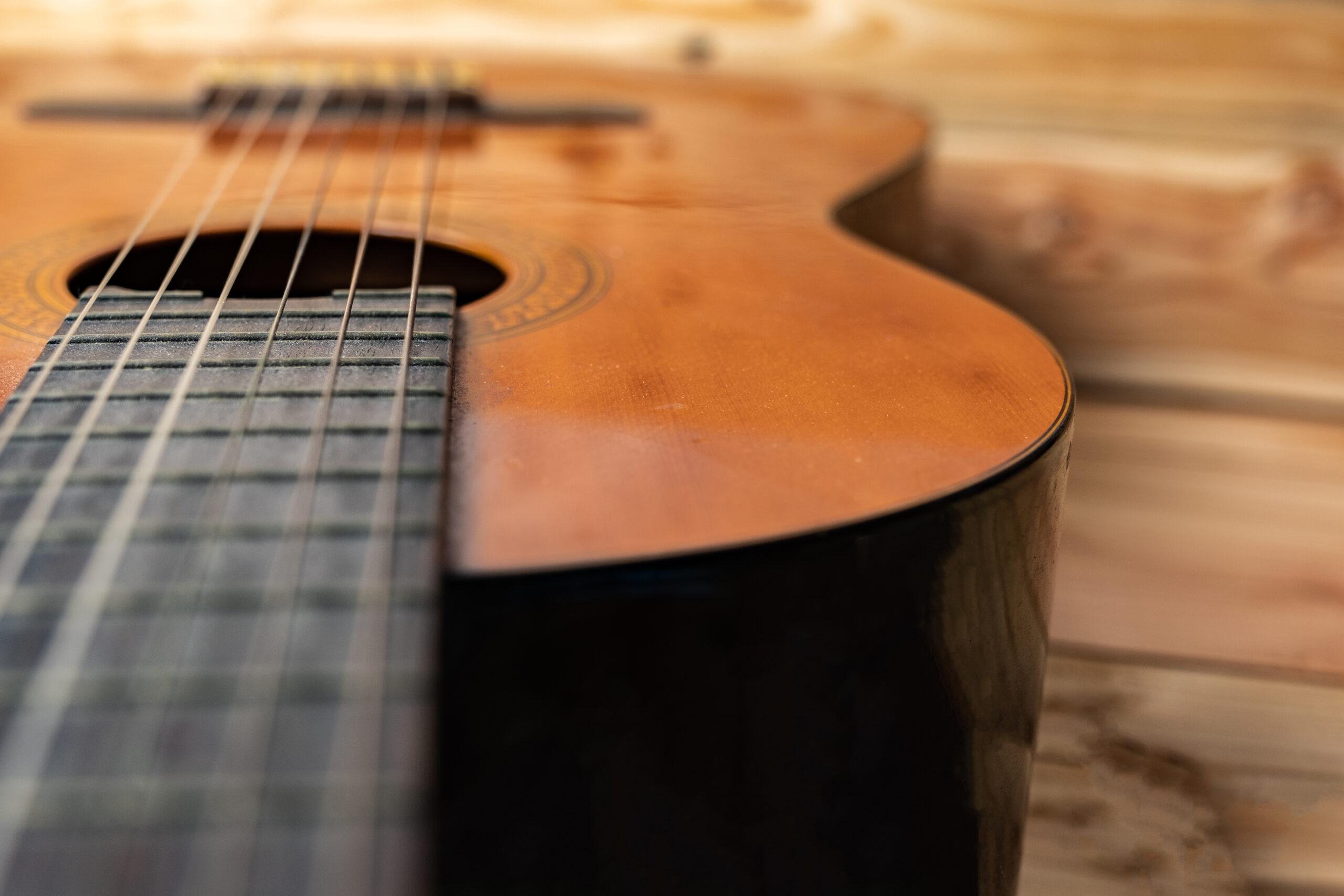 Stara gitara klasyczna na ciemnym tle